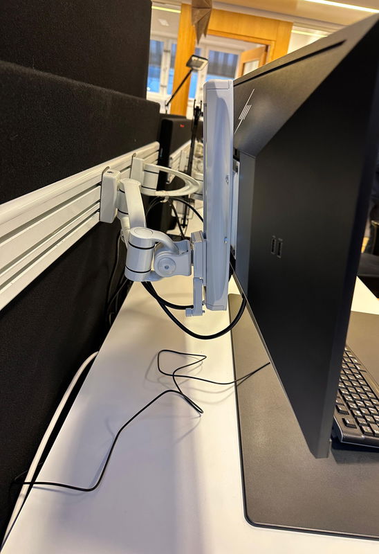 KOMPLETT ARBETSPLATS m. datorskärmar