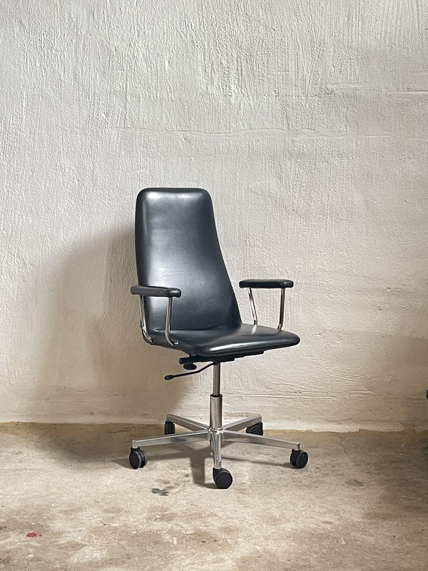 JOHANSON DESIGN Konferensstol i svart skinn