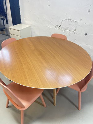 ARPER bord Ø133cm med 4st MUUTO stolar