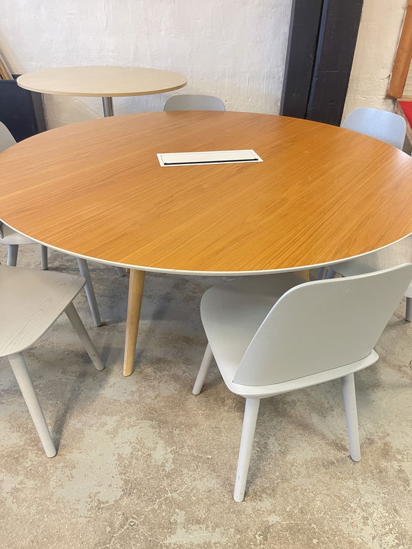 ARPER bord Ø160cm med 6st MUUTO stolar