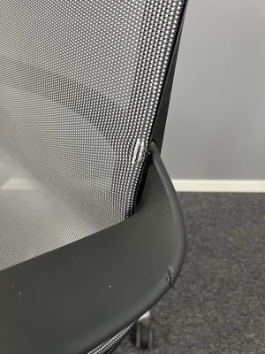 Herman Miller Setu (Skadad)