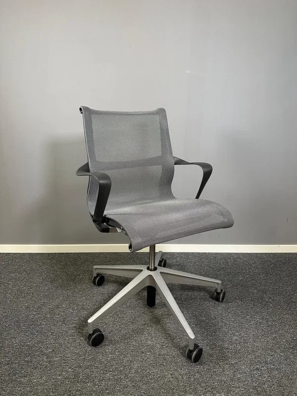 Herman Miller Setu (Skadad)
