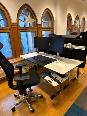 KOMPLETT ARBETSPLATS m. datorskärmar