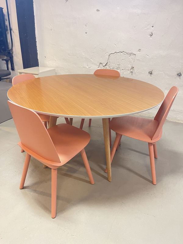 ARPER bord Ø133cm med 4st MUUTO stolar