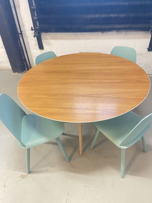 ARPER bord Ø133cm med 4st MUUTO stolar