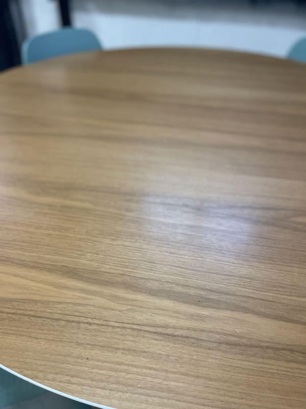 ARPER bord Ø133cm med 4st MUUTO stolar