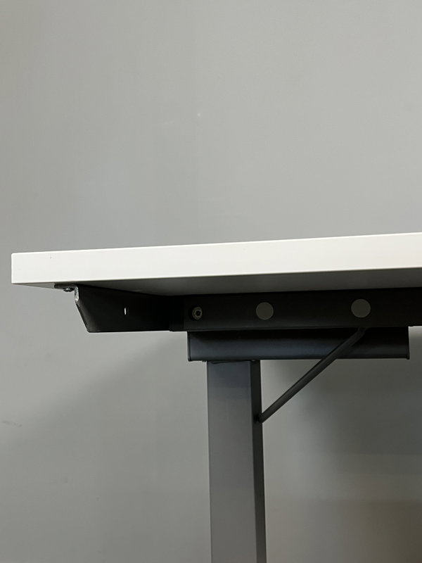 EFG Höj & sänkbart skrivbord 160cm