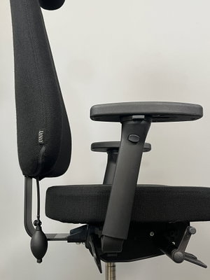 Kontorsstol Lanab 6340 svart tyg. Nackstöd, armstöd & svankstödspump