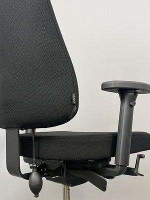 Kontorsstol Lanab 6340 svart tyg. Nackstöd, armstöd & svankstödspump