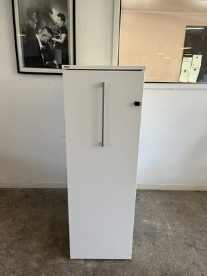 Towerskåp Edsbyn Vit. 1 vänster & 1 högerställd 80x130cm