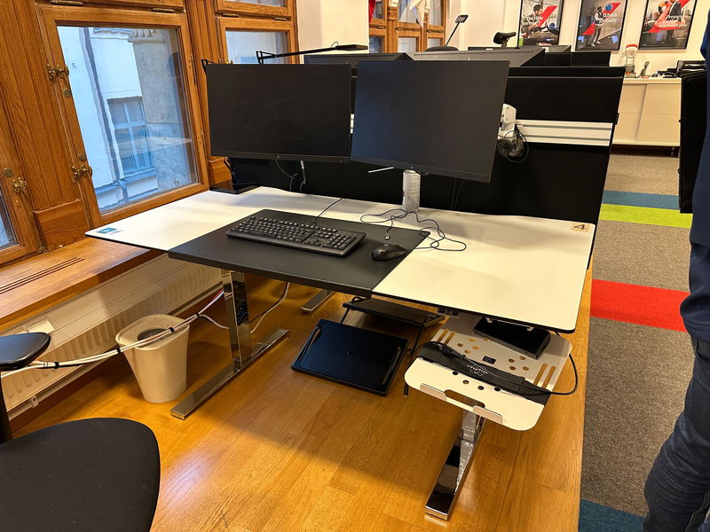 KOMPLETT ARBETSPLATS m. datorskärmar