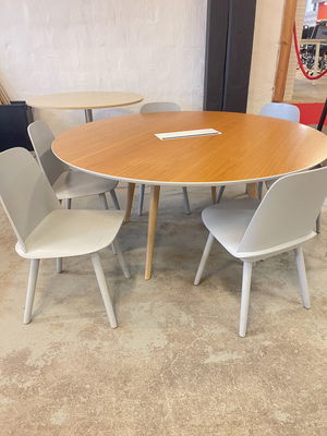 ARPER bord Ø160cm med 6st MUUTO stolar