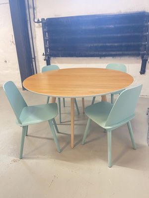 ARPER bord Ø133cm med 4st MUUTO stolar