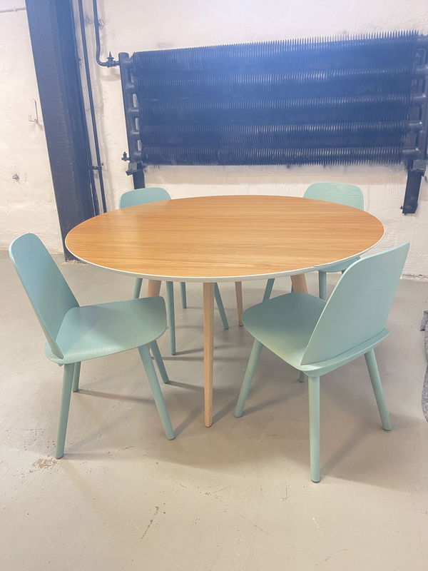 ARPER bord Ø133cm med 4st MUUTO stolar