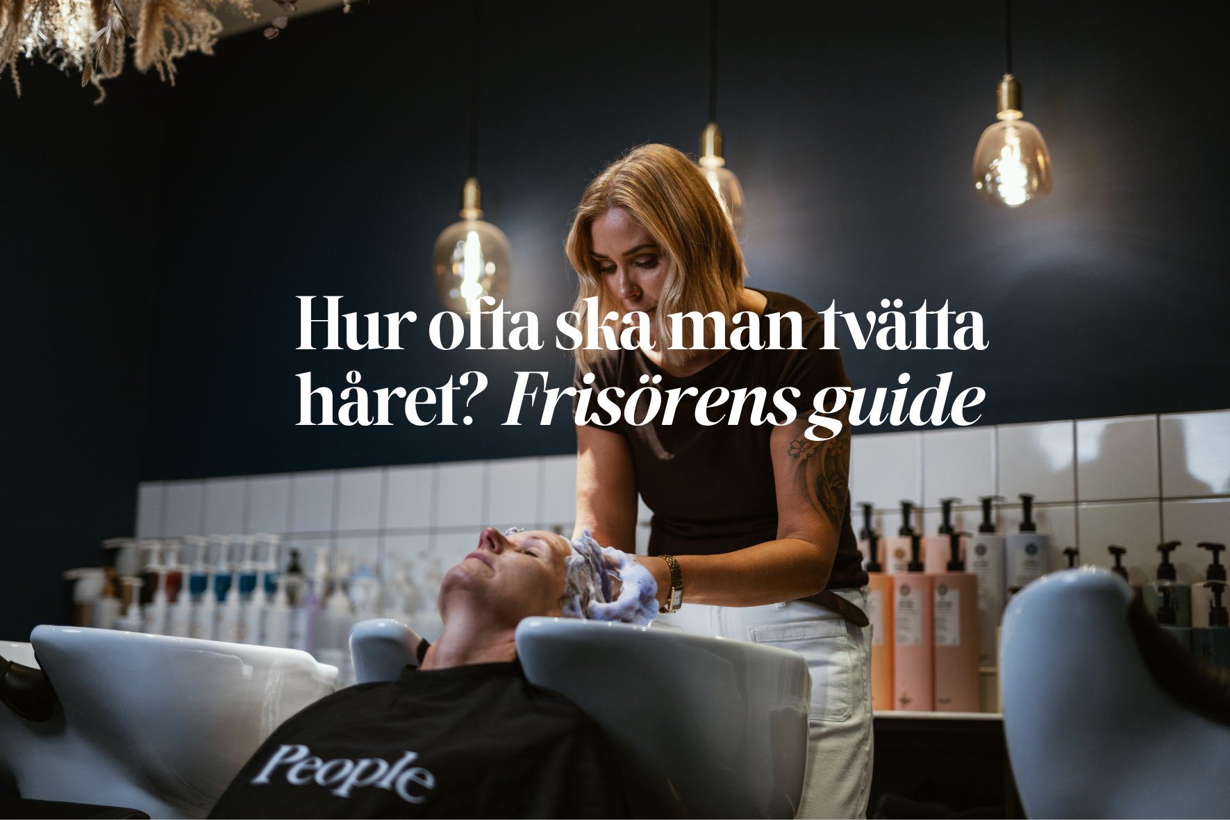 Frisör schamponerar håret