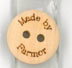 Knapp i trä "Made by Farmor" , 18 mm.  25 st/ fp. (157)