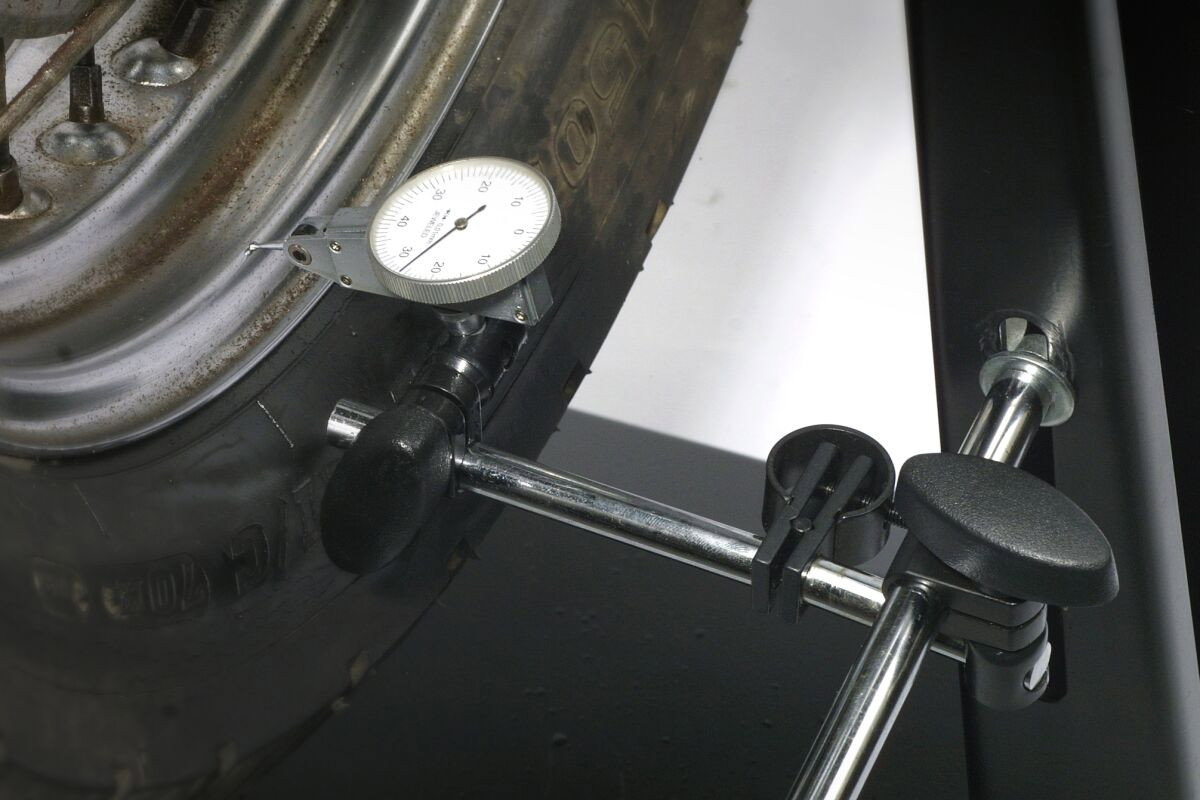 STAND WHEEL TURNING AND BALANC