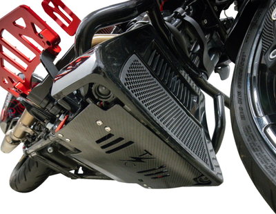 PLATE SKID CARBON GLOSS W/RED