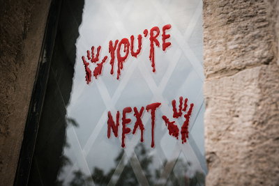 Fönsterdekoration, You’re Next, röd gel