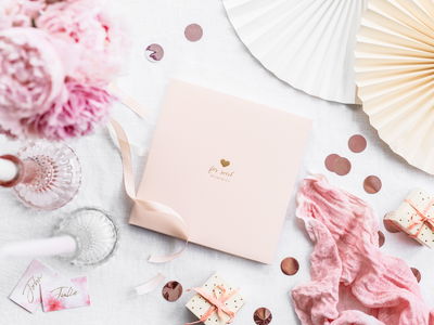 Gæstebog, lyserød med guldtekst