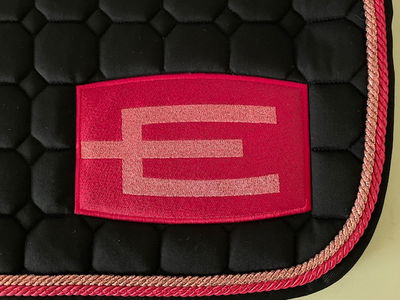 Hoppschabrak med E-logga Cerise/rosaglitter FULL