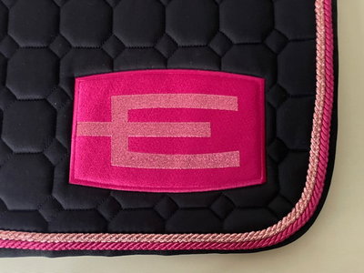 Hoppschabrak med E-logga Cerise/marin