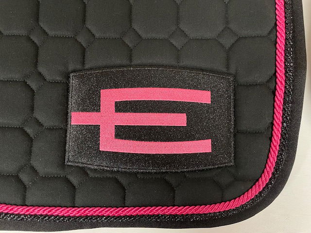 Hoppschabrak med E-logga svart/cerise FULL