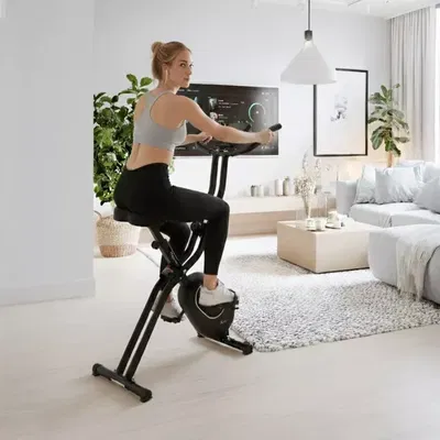 Lätt och platsbesparande motionscykel med hopfällbar design, perfekt för träning i mindre utrymmen.
