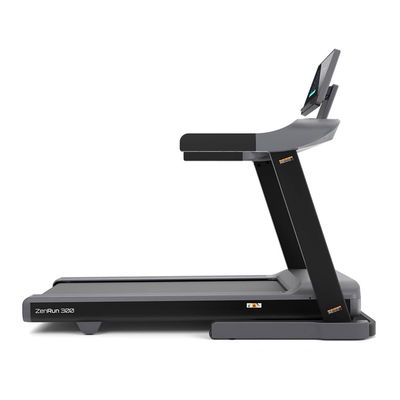 Person springer på ZenRun 300 med lutning och hög hastighet – intensiv träning hemma