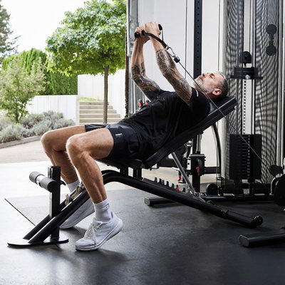 Stabil håndvægt- og træningsbænk i stål, set fra siden.