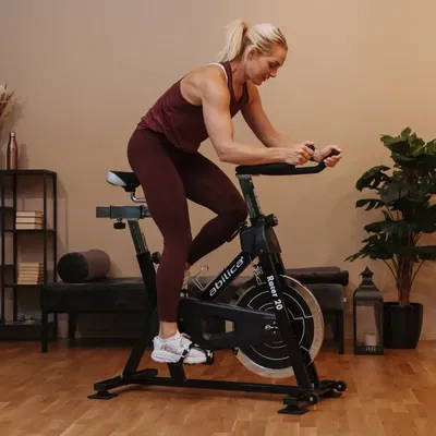 Abilica Racer 20 spinningcykel med 20 kg svinghjul, kædedrev og justerbart styr og sæde. Perfekt til hjemmetræning med ergonomisk design, flaskeholder og transporthjul for nem flytning.