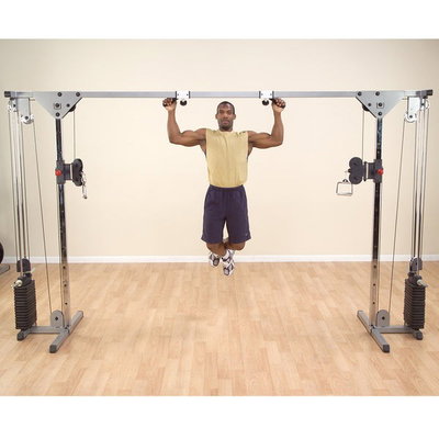 Body-Solid Cable Cross med vægtmagasin. Pull-ups med tilbehørsgreb.