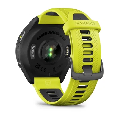 Henkilö, joka harjoittelee Garmin Forerunner 965 -rannekellon kanssa ranteessaan juoksulenkillä.