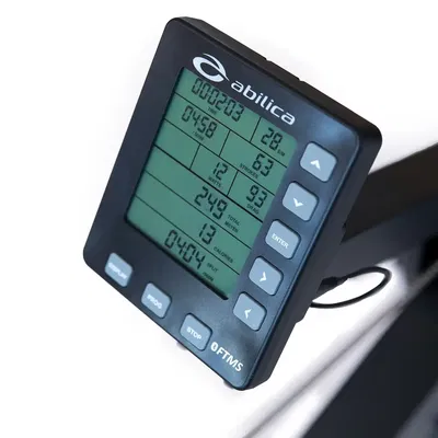 Tydelig display som viser treningsverdier og forhåndsinnstilte mål for distanse, kalorier og tid