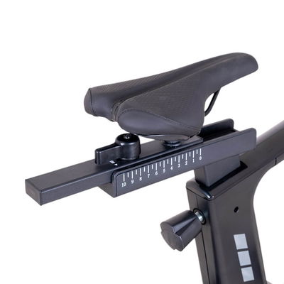 ZenRoute 250 spinningcykel placeret i et hjemmegymnastikrum for en realistisk træningsoplevelse.