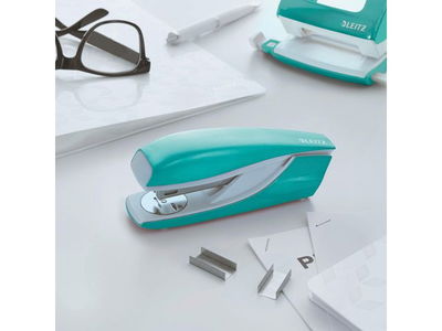 Häftapparat LEITZ 5502 30 ark WOW isblå