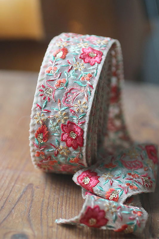 Dekorband - organza med röda blommor