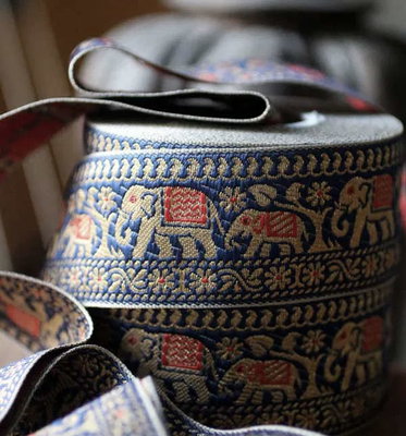 Dekorband med elefanter på rad - blå