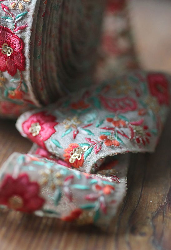 Dekorband - organza med röda blommor