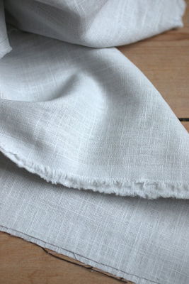 Förtvättat linnetyg – Ljusgrå (230 g/m²)