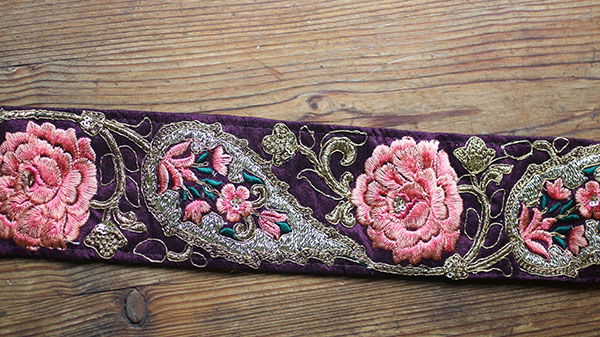 Dekorband - lila råsidenband med rosa rosor