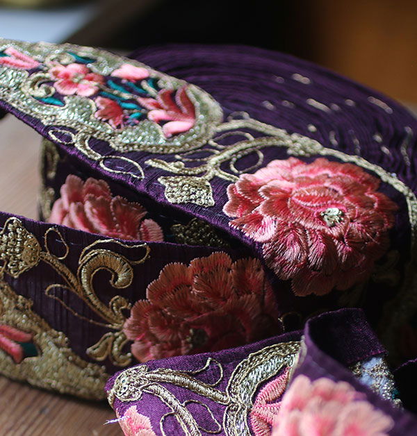 Dekorband - lila råsidenband med rosa rosor