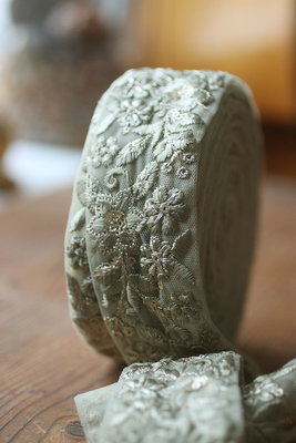 Dekorband - grönt organza med blommor