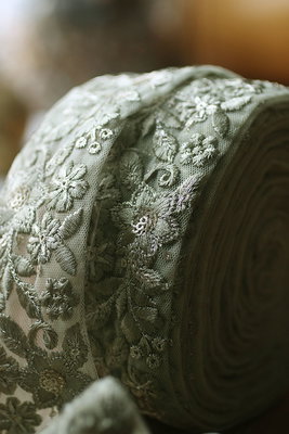 Dekorband - grönt organza med blommor