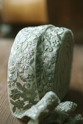 Dekorband - grönt organza med blommor