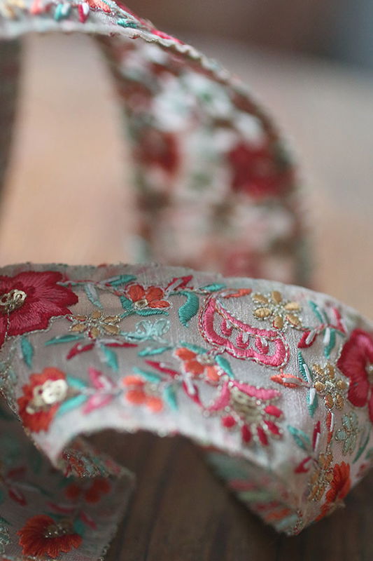 Dekorband - organza med röda blommor