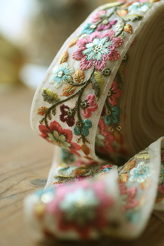 Dekorband - oblekt organza med blommor