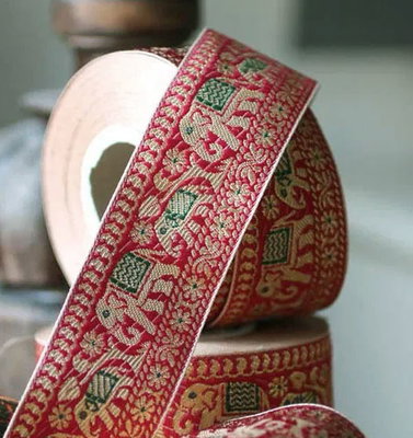 Dekorband med elefanter på rad - röd