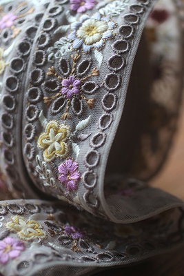 Dekorband - gråbeige organza med blommor