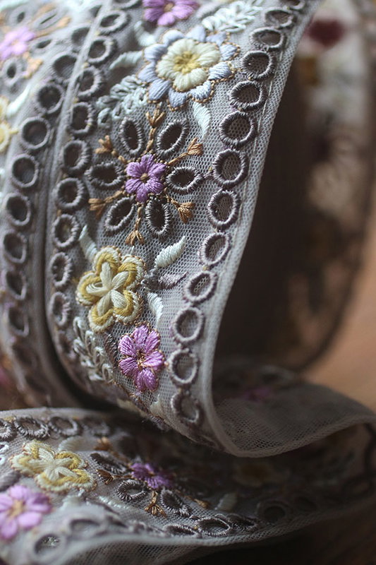 Dekorband - gråbeige organza med blommor